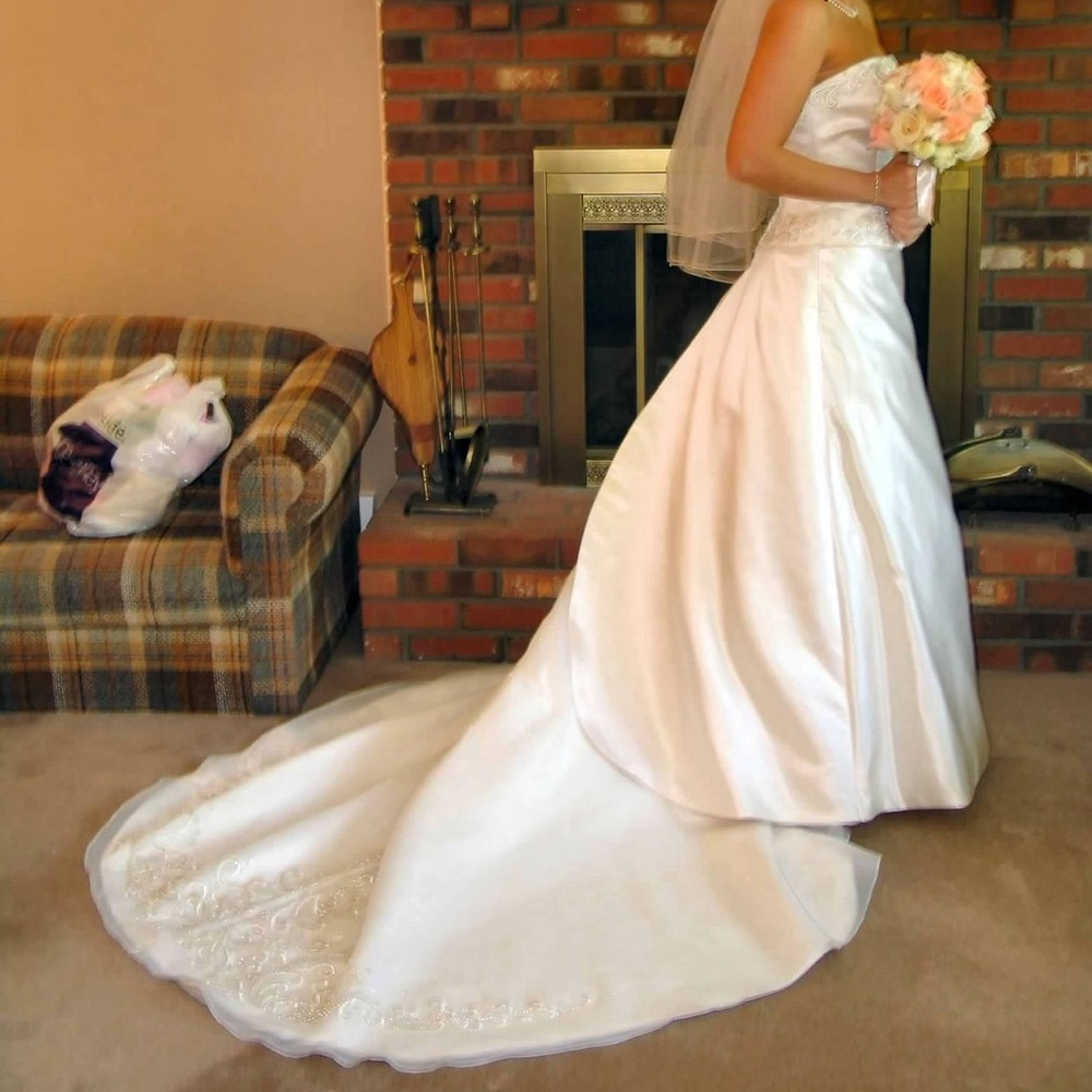 Elegant Strapless Wedding Gown